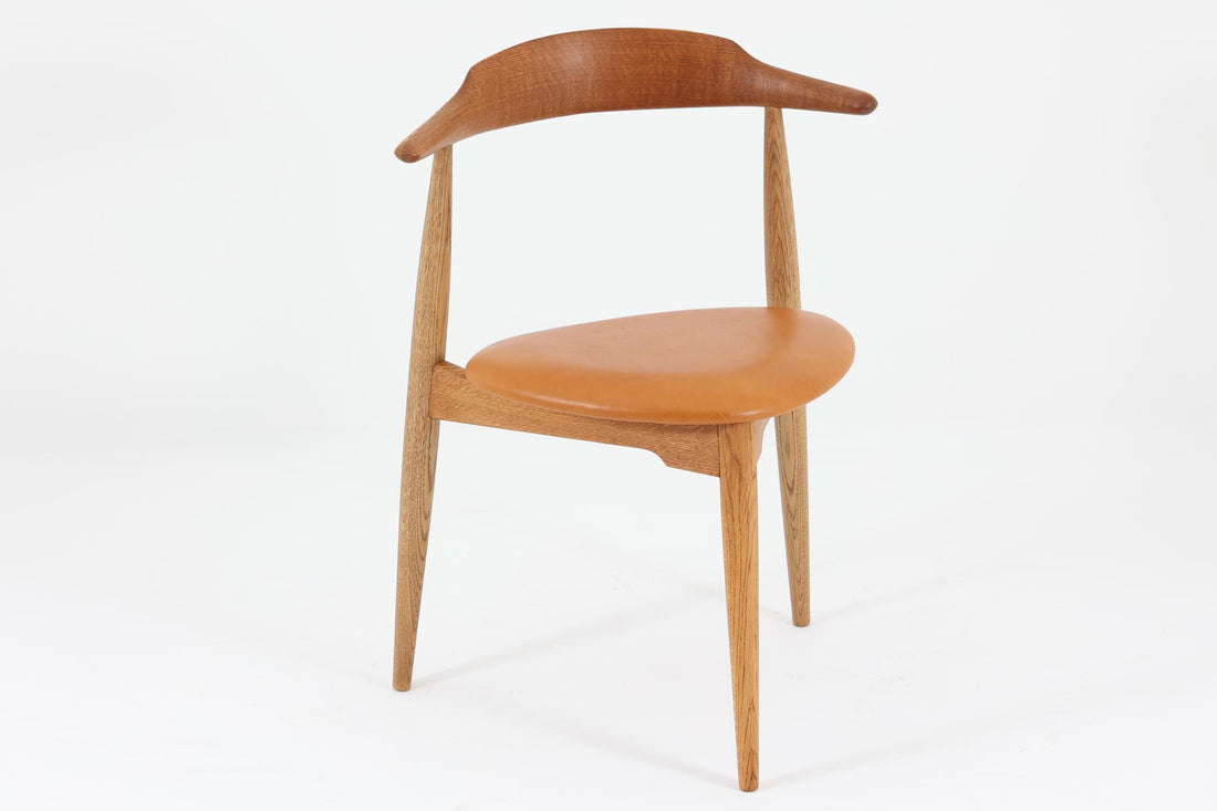 北欧より買い付けたハートチェアです。ウェグナー氏がデザインした3本脚の椅子で一番ポピュラーなデザインです。1952年にデザインされた「FH4104」でハートチェアには「FH4103」というモデルもございますが、背もたれの形が異なり、座面は突板では無くレザーが使用されています。ビンテージ品のみ入手可能となっております。良質なオーク材が使用されています。