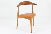 北欧より買い付けたハートチェアです。ウェグナー氏がデザインした3本脚の椅子で一番ポピュラーなデザインです。1952年にデザインされた「FH4104」でハートチェアには「FH4103」というモデルもございますが、背もたれの形が異なり、座面は突板では無くレザーが使用されています。ビンテージ品のみ入手可能となっております。良質なオーク材が使用されています。