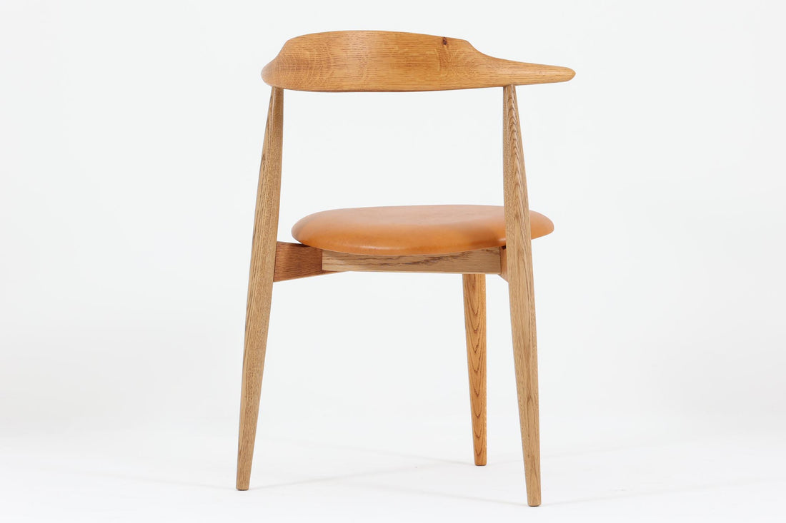 北欧より買い付けたハートチェアです。ウェグナー氏がデザインした3本脚の椅子で一番ポピュラーなデザインです。1952年にデザインされた「FH4104」でハートチェアには「FH4103」というモデルもございますが、背もたれの形が異なり、座面は突板では無くレザーが使用されています。ビンテージ品のみ入手可能となっております。良質なオーク材が使用されています。