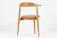 北欧より買い付けたハートチェアです。ウェグナー氏がデザインした3本脚の椅子で一番ポピュラーなデザインです。1952年にデザインされた「FH4104」でハートチェアには「FH4103」というモデルもございますが、背もたれの形が異なり、座面は突板では無くレザーが使用されています。ビンテージ品のみ入手可能となっております。良質なオーク材が使用されています。