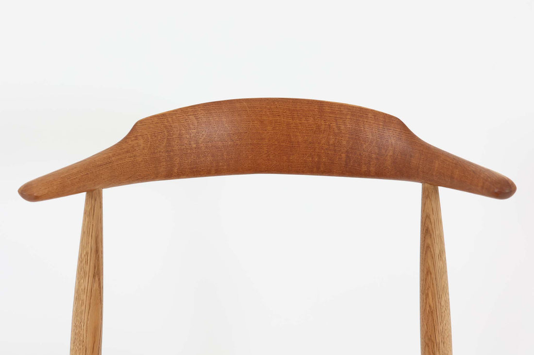 北欧より買い付けたハートチェアです。ウェグナー氏がデザインした3本脚の椅子で一番ポピュラーなデザインです。1952年にデザインされた「FH4104」でハートチェアには「FH4103」というモデルもございますが、背もたれの形が異なり、座面は突板では無くレザーが使用されています。ビンテージ品のみ入手可能となっております。良質なオーク材が使用されています。