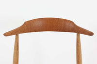 北欧より買い付けたハートチェアです。ウェグナー氏がデザインした3本脚の椅子で一番ポピュラーなデザインです。1952年にデザインされた「FH4104」でハートチェアには「FH4103」というモデルもございますが、背もたれの形が異なり、座面は突板では無くレザーが使用されています。ビンテージ品のみ入手可能となっております。良質なオーク材が使用されています。