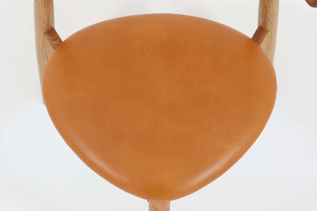 北欧より買い付けたハートチェアです。ウェグナー氏がデザインした3本脚の椅子で一番ポピュラーなデザインです。1952年にデザインされた「FH4104」でハートチェアには「FH4103」というモデルもございますが、背もたれの形が異なり、座面は突板では無くレザーが使用されています。ビンテージ品のみ入手可能となっております。良質なオーク材が使用されています。