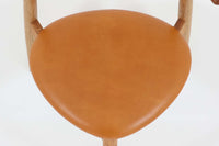 北欧より買い付けたハートチェアです。ウェグナー氏がデザインした3本脚の椅子で一番ポピュラーなデザインです。1952年にデザインされた「FH4104」でハートチェアには「FH4103」というモデルもございますが、背もたれの形が異なり、座面は突板では無くレザーが使用されています。ビンテージ品のみ入手可能となっております。良質なオーク材が使用されています。