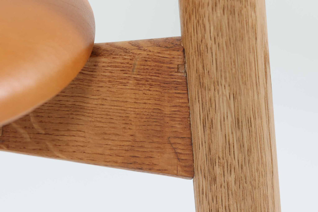 北欧より買い付けたハートチェアです。ウェグナー氏がデザインした3本脚の椅子で一番ポピュラーなデザインです。1952年にデザインされた「FH4104」でハートチェアには「FH4103」というモデルもございますが、背もたれの形が異なり、座面は突板では無くレザーが使用されています。ビンテージ品のみ入手可能となっております。良質なオーク材が使用されています。