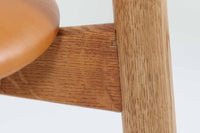 北欧より買い付けたハートチェアです。ウェグナー氏がデザインした3本脚の椅子で一番ポピュラーなデザインです。1952年にデザインされた「FH4104」でハートチェアには「FH4103」というモデルもございますが、背もたれの形が異なり、座面は突板では無くレザーが使用されています。ビンテージ品のみ入手可能となっております。良質なオーク材が使用されています。