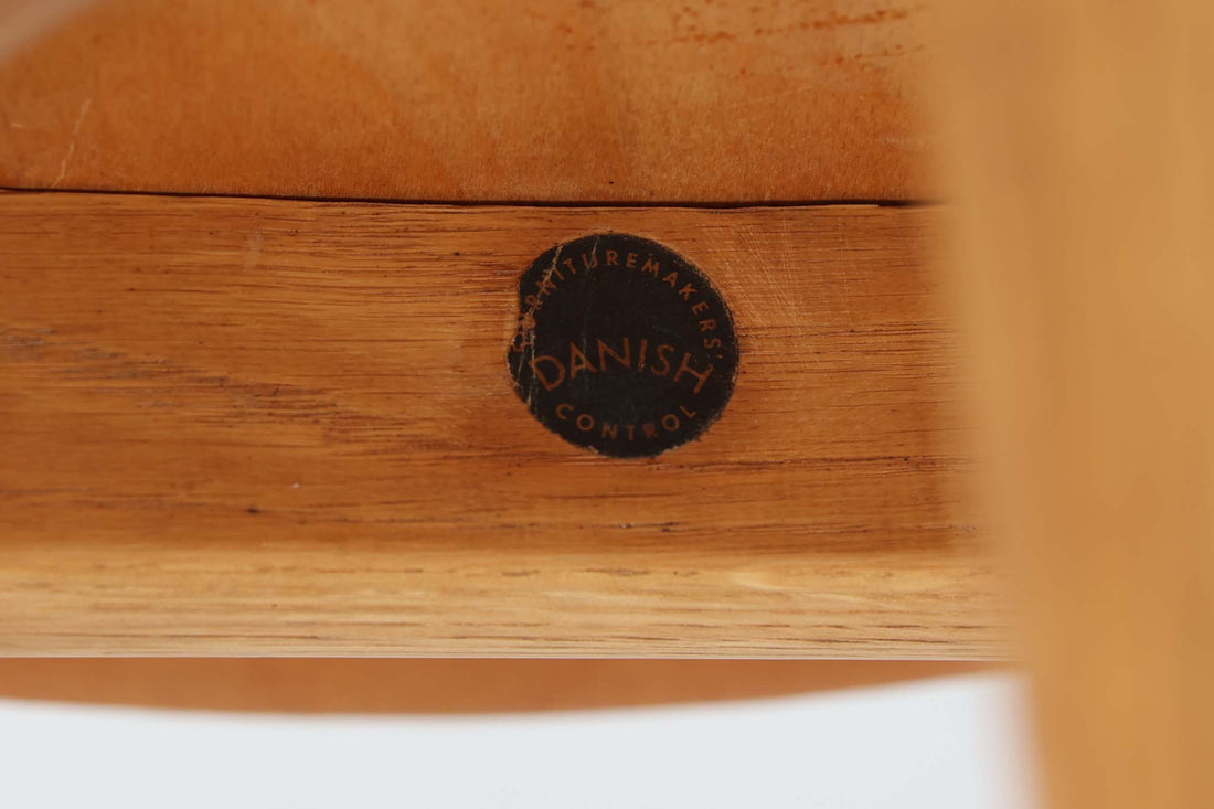 北欧より買い付けたハートチェアです。ウェグナー氏がデザインした3本脚の椅子で一番ポピュラーなデザインです。1952年にデザインされた「FH4104」でハートチェアには「FH4103」というモデルもございますが、背もたれの形が異なり、座面は突板では無くレザーが使用されています。ビンテージ品のみ入手可能となっております。良質なオーク材が使用されています。