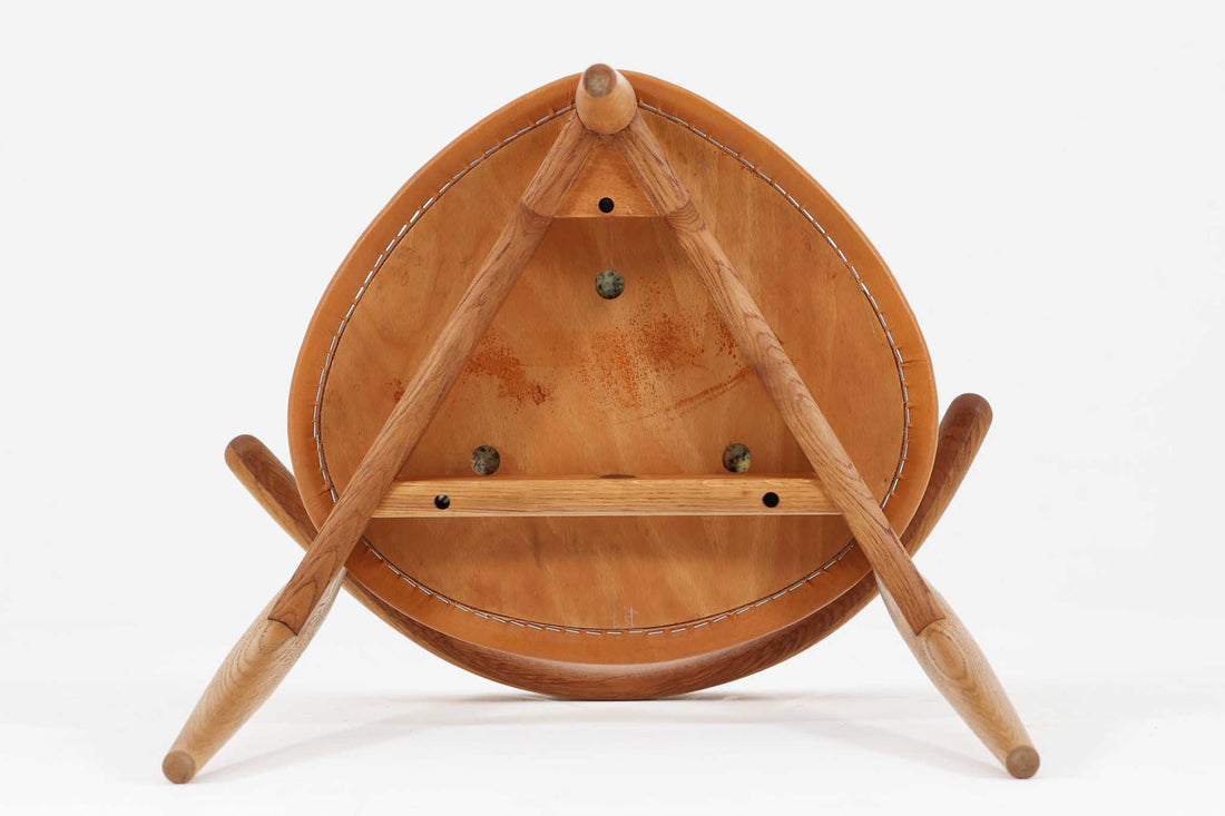 北欧より買い付けたハートチェアです。ウェグナー氏がデザインした3本脚の椅子で一番ポピュラーなデザインです。1952年にデザインされた「FH4104」でハートチェアには「FH4103」というモデルもございますが、背もたれの形が異なり、座面は突板では無くレザーが使用されています。ビンテージ品のみ入手可能となっております。良質なオーク材が使用されています。