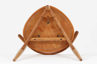 北欧より買い付けたハートチェアです。ウェグナー氏がデザインした3本脚の椅子で一番ポピュラーなデザインです。1952年にデザインされた「FH4104」でハートチェアには「FH4103」というモデルもございますが、背もたれの形が異なり、座面は突板では無くレザーが使用されています。ビンテージ品のみ入手可能となっております。良質なオーク材が使用されています。