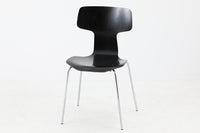 北欧より買い付けました。ArneJacobsenデザインの「Tチェア」です。正しく座れる様に子供用にデザインされています。現在は生産されていない為、ビンテージ品のみ入手可能です。こちらは1980年製造と比較的新しいモデルです。