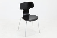 北欧より買い付けました。ArneJacobsenデザインの「Tチェア」です。正しく座れる様に子供用にデザインされています。現在は生産されていない為、ビンテージ品のみ入手可能です。こちらは1980年製造と比較的新しいモデルです。