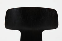 北欧より買い付けました。ArneJacobsenデザインの「Tチェア」です。正しく座れる様に子供用にデザインされています。現在は生産されていない為、ビンテージ品のみ入手可能です。こちらは1980年製造と比較的新しいモデルです。