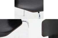 北欧より買い付けました。ArneJacobsenデザインの「Tチェア」です。正しく座れる様に子供用にデザインされています。現在は生産されていない為、ビンテージ品のみ入手可能です。こちらは1980年製造と比較的新しいモデルです。