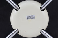 北欧より買い付けました。ArneJacobsenデザインの「Tチェア」です。正しく座れる様に子供用にデザインされています。現在は生産されていない為、ビンテージ品のみ入手可能です。こちらは1980年製造と比較的新しいモデルです。