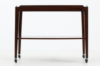 ロイヤルコペンハーゲン「BACA」シリーズのタイルが天板に敷き詰められたお洒落なワゴンです。フレームは、上質なマホガニー材が使用されています。