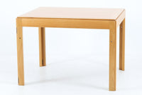 北欧より買い付けました。必要に応じて脚を折りたたんで収納できるモーエンセンならではの機能的なセンターテーブルです。希少なモデルですが、幅90cmは現地でも見かけたことの無い小ぶりで使い勝手の良いサイズ感です。良質なオーク材が使用されています。