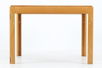 北欧より買い付けました。必要に応じて脚を折りたたんで収納できるモーエンセンならではの機能的なセンターテーブルです。希少なモデルですが、幅90cmは現地でも見かけたことの無い小ぶりで使い勝手の良いサイズ感です。良質なオーク材が使用されています。