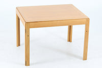 北欧より買い付けました。必要に応じて脚を折りたたんで収納できるモーエンセンならではの機能的なセンターテーブルです。希少なモデルですが、幅90cmは現地でも見かけたことの無い小ぶりで使い勝手の良いサイズ感です。良質なオーク材が使用されています。