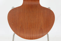 北欧より買い付けました。ArneJacobsenデザインの「モスキートチェア」です。復刻されておらず、現在はビンテージ品でのみ入手可能です。座面裏の刻印はビンテージ品ならではのメタルカバーです。