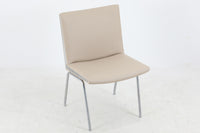 デンマークより買い付けた「JH38」です。デンマークの首都コペンハーゲン郊外にある「カストラップ国際空港」のためにデザインされたチェアです。不特定多数の使用に耐えるため金属フレームが用いられています。元々はAPStolen社(AP38)で製作されていましたが、AP社が廃業した後、ヨハネス・ハンセン社によってしばらく製造されていた物となります。※ヨハネス・ハンセン社も廃業しています。「カストラップ」シリーズは幾つかあり、こちらはイージーチェアタイプとなります。座面高が高めで、現地ではダイニングチェアとして使用されていました。