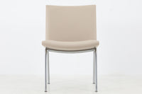 デンマークより買い付けた「JH38」です。デンマークの首都コペンハーゲン郊外にある「カストラップ国際空港」のためにデザインされたチェアです。不特定多数の使用に耐えるため金属フレームが用いられています。元々はAPStolen社(AP38)で製作されていましたが、AP社が廃業した後、ヨハネス・ハンセン社によってしばらく製造されていた物となります。※ヨハネス・ハンセン社も廃業しています。「カストラップ」シリーズは幾つかあり、こちらはイージーチェアタイプとなります。座面高が高めで、現地ではダイニングチェアとして使用されていました。