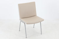 デンマークより買い付けた「JH38」です。デンマークの首都コペンハーゲン郊外にある「カストラップ国際空港」のためにデザインされたチェアです。不特定多数の使用に耐えるため金属フレームが用いられています。元々はAPStolen社(AP38)で製作されていましたが、AP社が廃業した後、ヨハネス・ハンセン社によってしばらく製造されていた物となります。※ヨハネス・ハンセン社も廃業しています。「カストラップ」シリーズは幾つかあり、こちらはイージーチェアタイプとなります。座面高が高めで、現地ではダイニングチェアとして使用されていました。