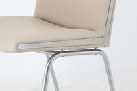 デンマークより買い付けた「JH38」です。デンマークの首都コペンハーゲン郊外にある「カストラップ国際空港」のためにデザインされたチェアです。不特定多数の使用に耐えるため金属フレームが用いられています。元々はAPStolen社(AP38)で製作されていましたが、AP社が廃業した後、ヨハネス・ハンセン社によってしばらく製造されていた物となります。※ヨハネス・ハンセン社も廃業しています。「カストラップ」シリーズは幾つかあり、こちらはイージーチェアタイプとなります。座面高が高めで、現地ではダイニングチェアとして使用されていました。