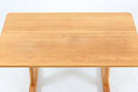 Borgemogensenデザインのシェーカースタイルのダイニングテーブルです。良質なオーク無垢材が使用されておりシンプルなデザインながらも大変美しいテーブルに仕上がっています。