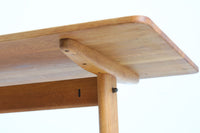 Borgemogensenデザインのシェーカースタイルのダイニングテーブルです。良質なオーク無垢材が使用されておりシンプルなデザインながらも大変美しいテーブルに仕上がっています。