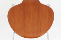 北欧より買い付けました。ArneJacobsenデザインの「モスキートチェア」です。現在は生産されていない為ビンテージ品のみ入手可能です。チーク材のモデルです。座面裏カバーは新品のプラスチックカバーに変更されています。