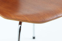 北欧より買い付けました。ArneJacobsenデザインの「Tチェア」です。正しく座れる様に子供用にデザインされています。現在は生産されていない為ビンテージ品のみ入手可能です。チーク材のモデルです。座面裏カバーは新品のプラスチックカバーに変更されています。