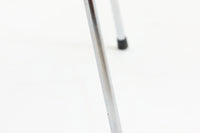 北欧より買い付けました。ArneJacobsenデザインの「Tチェア」です。正しく座れる様に子供用にデザインされています。現在は生産されていない為ビンテージ品のみ入手可能です。チーク材のモデルです。座面裏カバーは新品のプラスチックカバーに変更されています。