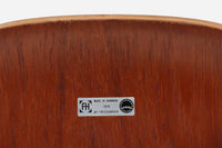 北欧より買い付けました。ArneJacobsenデザインの「Tチェア」です。正しく座れる様に子供用にデザインされています。現在は生産されていない為ビンテージ品のみ入手可能です。チーク材のモデルです。座面裏カバーは新品のプラスチックカバーに変更されています。