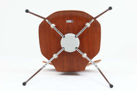 北欧より買い付けました。ArneJacobsenデザインの「Tチェア」です。正しく座れる様に子供用にデザインされています。現在は生産されていない為ビンテージ品のみ入手可能です。チーク材のモデルです。座面裏カバーは新品のプラスチックカバーに変更されています。