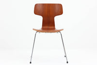 北欧より買い付けました。ArneJacobsenデザインの「Tチェア」です。正しく座れる様に子供用にデザインされています。現在は生産されていない為ビンテージ品のみ入手可能です。チーク材のモデルです。座面裏カバーは新品のプラスチックカバーに変更されています。