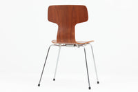 北欧より買い付けました。ArneJacobsenデザインの「Tチェア」です。正しく座れる様に子供用にデザインされています。現在は生産されていない為ビンテージ品のみ入手可能です。チーク材のモデルです。座面裏カバーは新品のプラスチックカバーに変更されています。