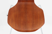 北欧より買い付けました。ArneJacobsenデザインの「Tチェア」です。正しく座れる様に子供用にデザインされています。現在は生産されていない為ビンテージ品のみ入手可能です。チーク材のモデルです。座面裏カバーは新品のプラスチックカバーに変更されています。