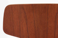 北欧より買い付けました。ArneJacobsenデザインの「Tチェア」です。正しく座れる様に子供用にデザインされています。現在は生産されていない為ビンテージ品のみ入手可能です。チーク材のモデルです。座面裏カバーは新品のプラスチックカバーに変更されています。