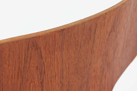 北欧より買い付けました。ArneJacobsenデザインの「Tチェア」です。正しく座れる様に子供用にデザインされています。現在は生産されていない為ビンテージ品のみ入手可能です。チーク材のモデルです。座面裏カバーは新品のプラスチックカバーに変更されています。