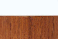 北欧より買い付けました。ArneJacobsenデザインの「Tチェア」です。正しく座れる様に子供用にデザインされています。現在は生産されていない為ビンテージ品のみ入手可能です。チーク材のモデルです。座面裏の刻印はビンテージ品ならではのメタルカバーです。