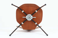 北欧より買い付けました。ArneJacobsenデザインの「Tチェア」です。正しく座れる様に子供用にデザインされています。現在は生産されていない為ビンテージ品のみ入手可能です。チーク材のモデルです。座面裏の刻印はビンテージ品ならではのメタルカバーです。