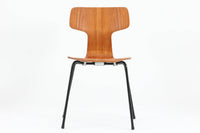 北欧より買い付けました。ArneJacobsenデザインの「Tチェア」です。正しく座れる様に子供用にデザインされています。現在は生産されていない為ビンテージ品のみ入手可能です。チーク材のモデルです。座面裏の刻印はビンテージ品ならではのメタルカバーです。