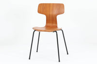 北欧より買い付けました。ArneJacobsenデザインの「Tチェア」です。正しく座れる様に子供用にデザインされています。現在は生産されていない為ビンテージ品のみ入手可能です。チーク材のモデルです。座面裏の刻印はビンテージ品ならではのメタルカバーです。