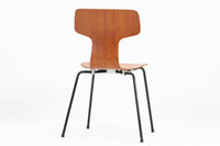 北欧より買い付けました。ArneJacobsenデザインの「Tチェア」です。正しく座れる様に子供用にデザインされています。現在は生産されていない為ビンテージ品のみ入手可能です。チーク材のモデルです。座面裏の刻印はビンテージ品ならではのメタルカバーです。