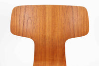 北欧より買い付けました。ArneJacobsenデザインの「Tチェア」です。正しく座れる様に子供用にデザインされています。現在は生産されていない為ビンテージ品のみ入手可能です。チーク材のモデルです。座面裏の刻印はビンテージ品ならではのメタルカバーです。