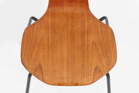 北欧より買い付けました。ArneJacobsenデザインの「Tチェア」です。正しく座れる様に子供用にデザインされています。現在は生産されていない為ビンテージ品のみ入手可能です。チーク材のモデルです。座面裏の刻印はビンテージ品ならではのメタルカバーです。