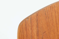 北欧より買い付けました。ArneJacobsenデザインの「Tチェア」です。正しく座れる様に子供用にデザインされています。現在は生産されていない為ビンテージ品のみ入手可能です。チーク材のモデルです。座面裏の刻印はビンテージ品ならではのメタルカバーです。