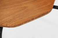 北欧より買い付けました。ArneJacobsenデザインの「Tチェア」です。正しく座れる様に子供用にデザインされています。現在は生産されていない為ビンテージ品のみ入手可能です。チーク材のモデルです。座面裏の刻印はビンテージ品ならではのメタルカバーです。