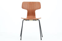 北欧より買い付けました。ArneJacobsenデザインの「Tチェア」です。正しく座れる様に子供用にデザインされています。現在は生産されていない為、ビンテージ品のみ入手可能です。