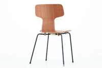 北欧より買い付けました。ArneJacobsenデザインの「Tチェア」です。正しく座れる様に子供用にデザインされています。現在は生産されていない為、ビンテージ品のみ入手可能です。